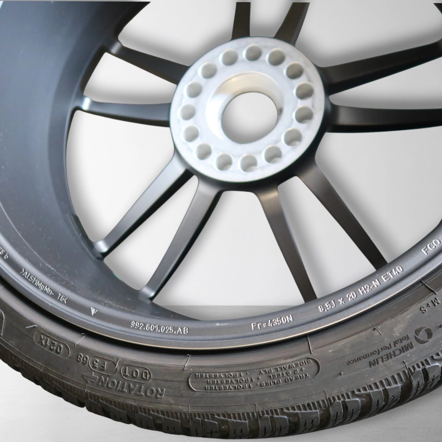 Porsche 911 992 Turbo (S) 20 & 21 inch originele velgen 992601025AB | 992601025AC | Winterbanden
