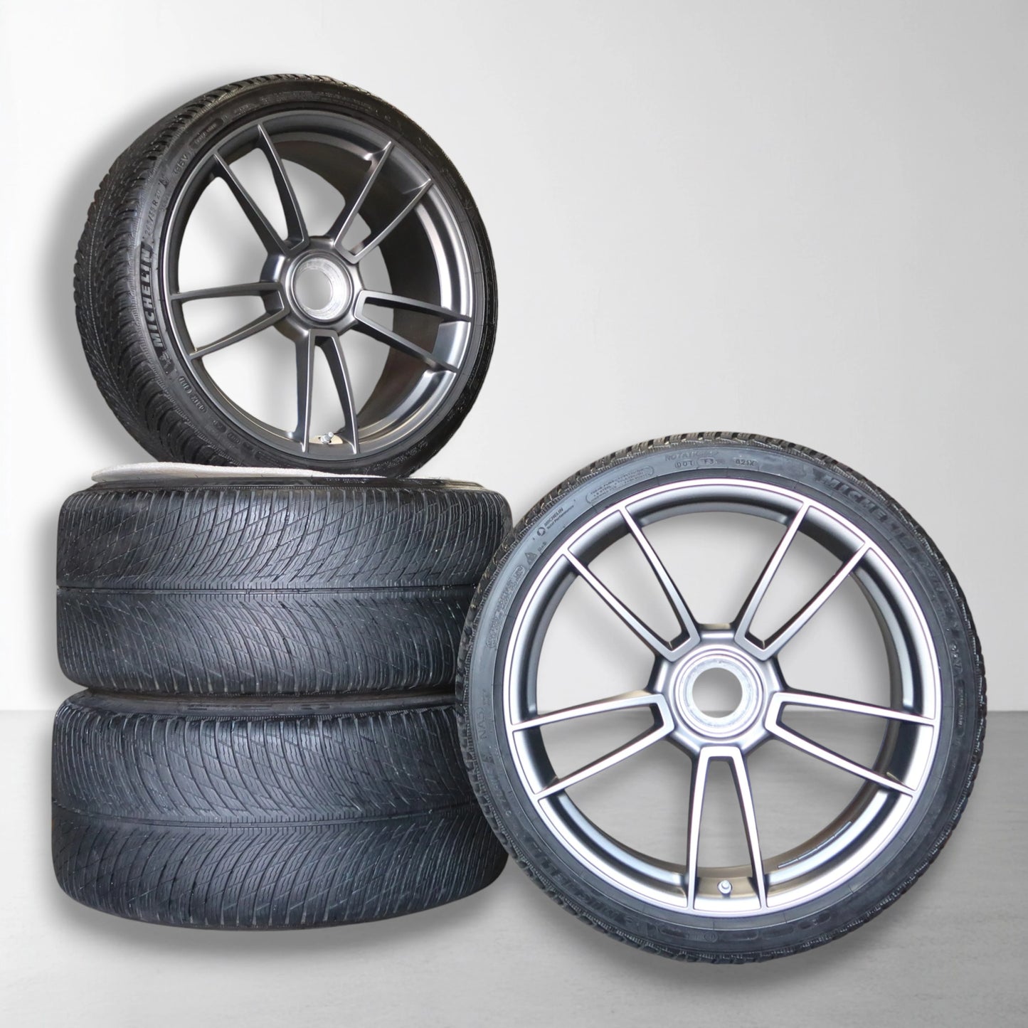Porsche 911 992 Turbo (S) 20 & 21 inch originele velgen 992601025AB | 992601025AC | Winterbanden