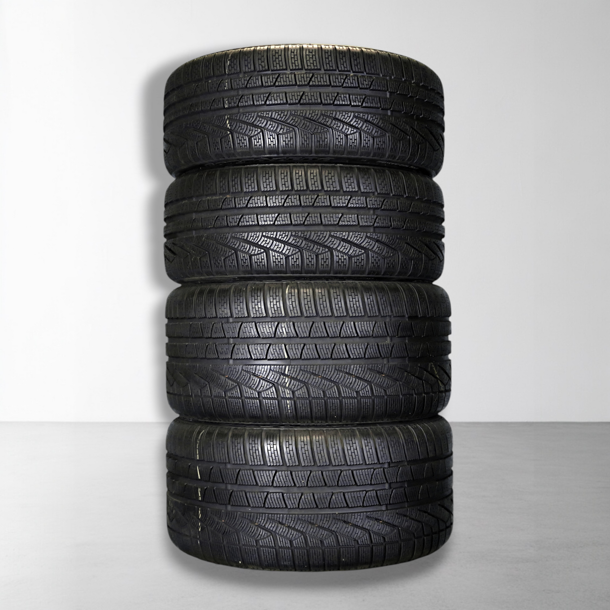 Set winterbanden opgestapeld, zwarte rubberprofielen zichtbaar