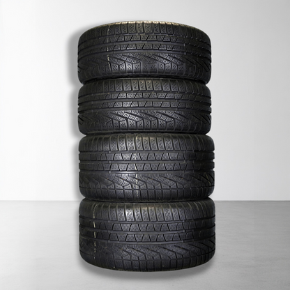 Set winterbanden opgestapeld, zwarte rubberprofielen zichtbaar
