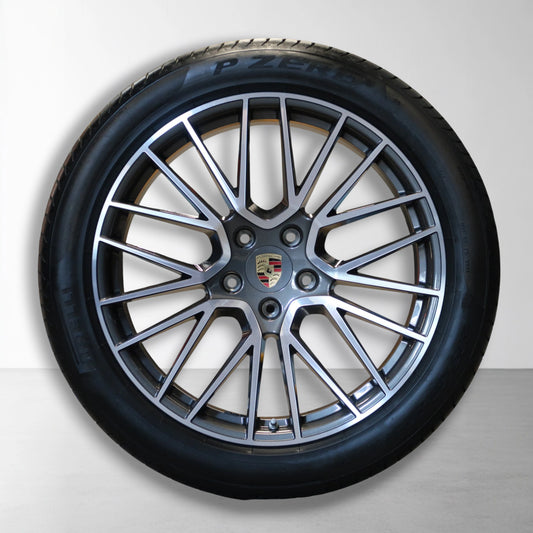 Velg met zomerband en zilveren spaken, centrale Porsche-embleem in het naafmidden