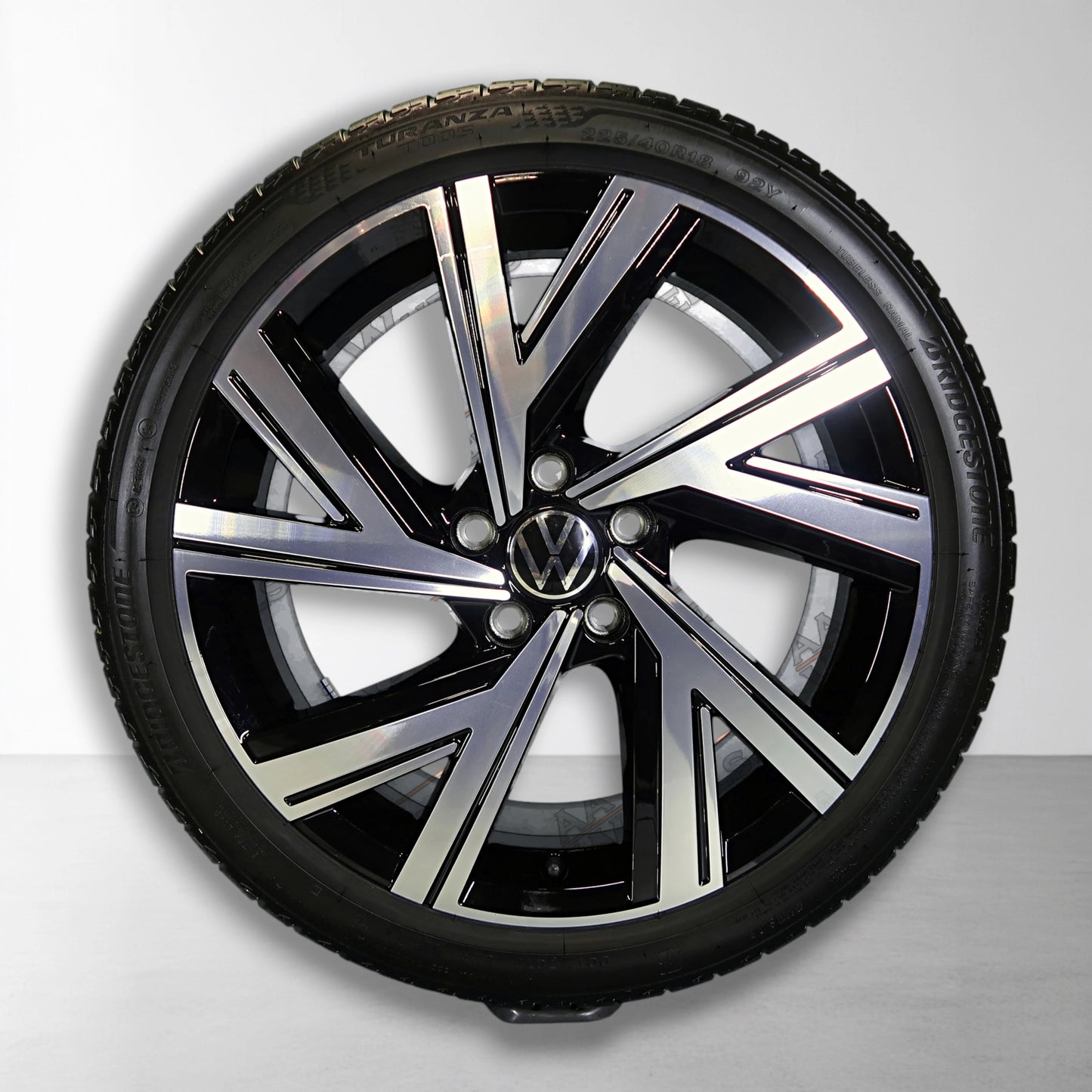Volkswagen Golf 8 Bergamo 18 inch originele velgen 5H0601025AB / AE | Zomerbanden