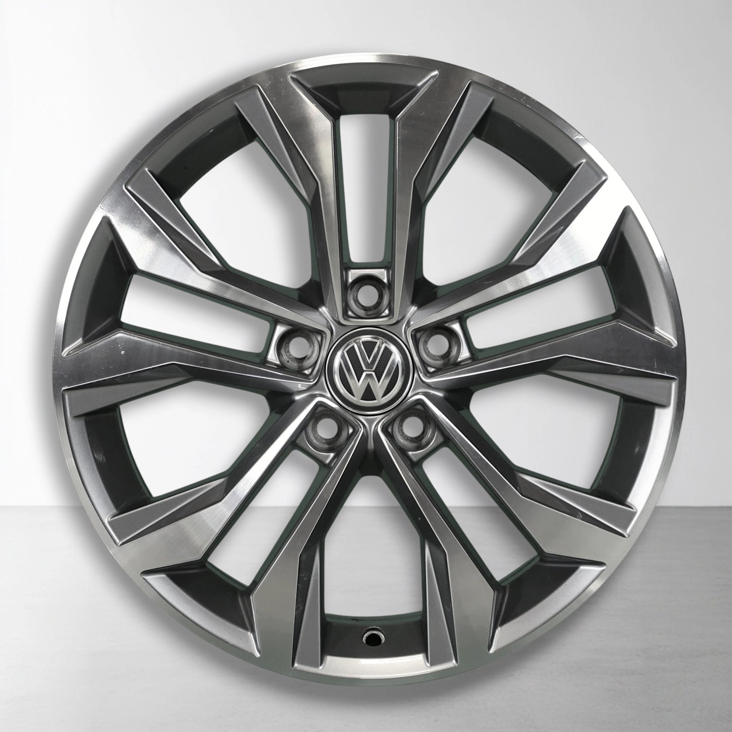 17 inch lichtmetalen velg vooraanzicht, tweekleurige spaken en VW-logo in het midden