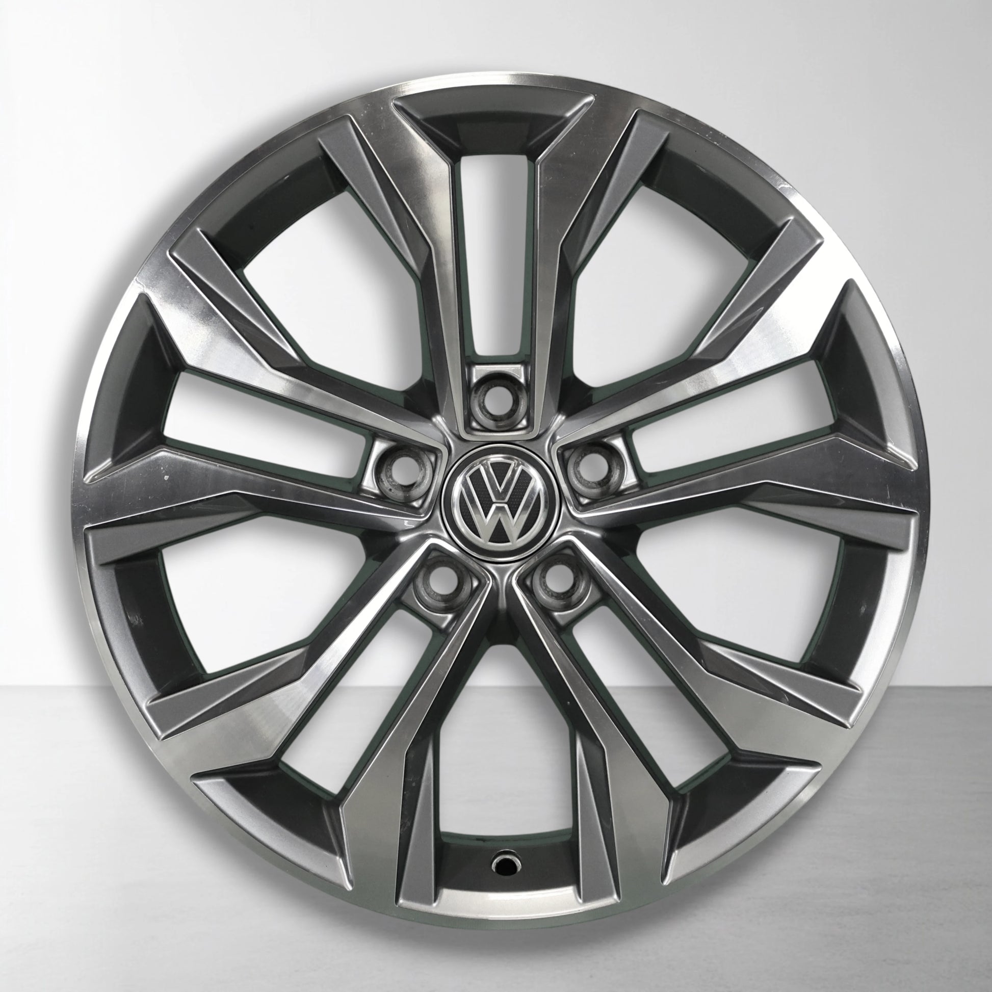 17 inch lichtmetalen velg vooraanzicht, tweekleurige spaken en VW-logo in het midden