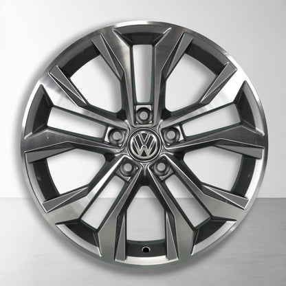 17 inch lichtmetalen velg vooraanzicht, tweekleurige spaken en VW-logo in het midden
