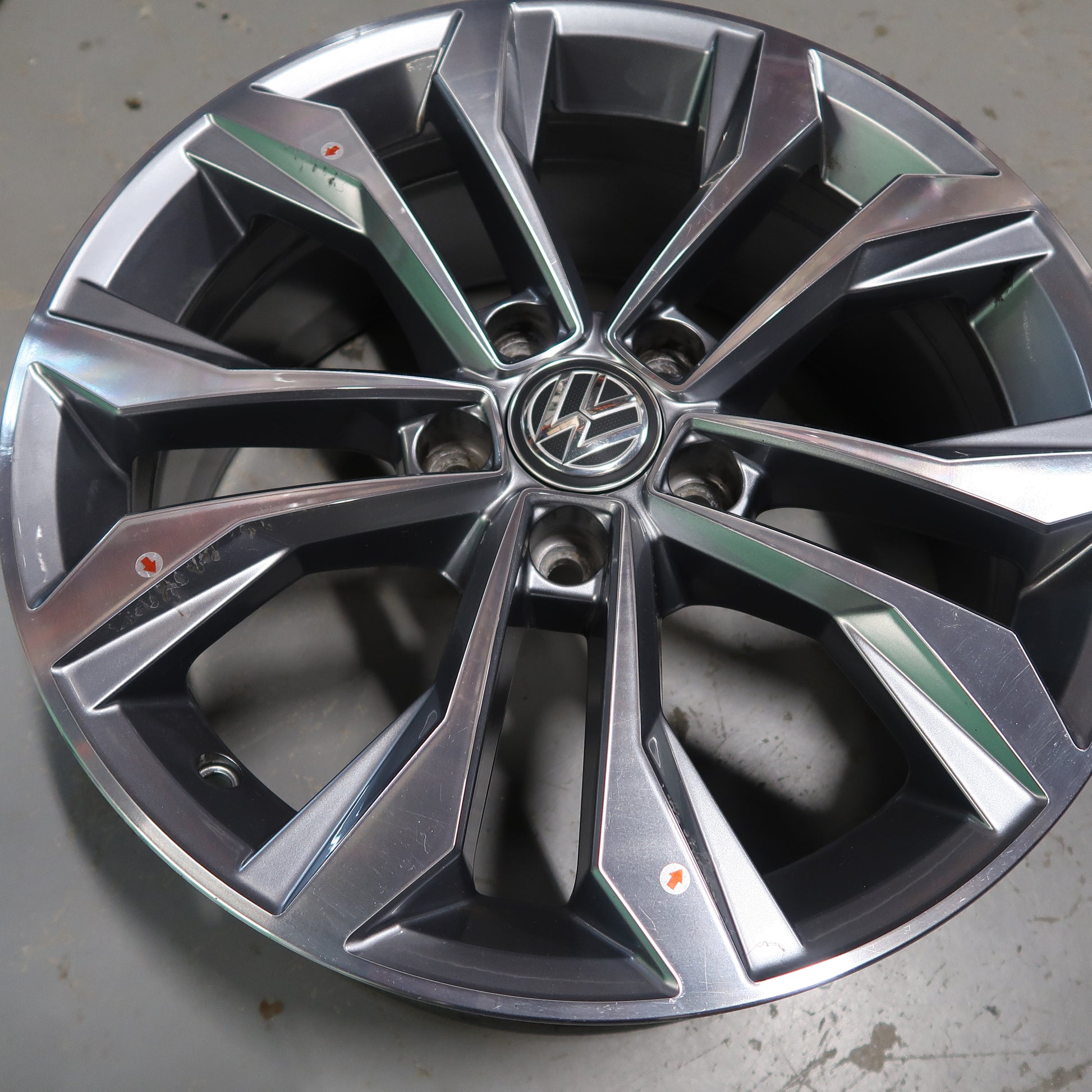 17 inch lichtmetalen velg van schuin perspectief, tweekleurige spaken met VW-embleem