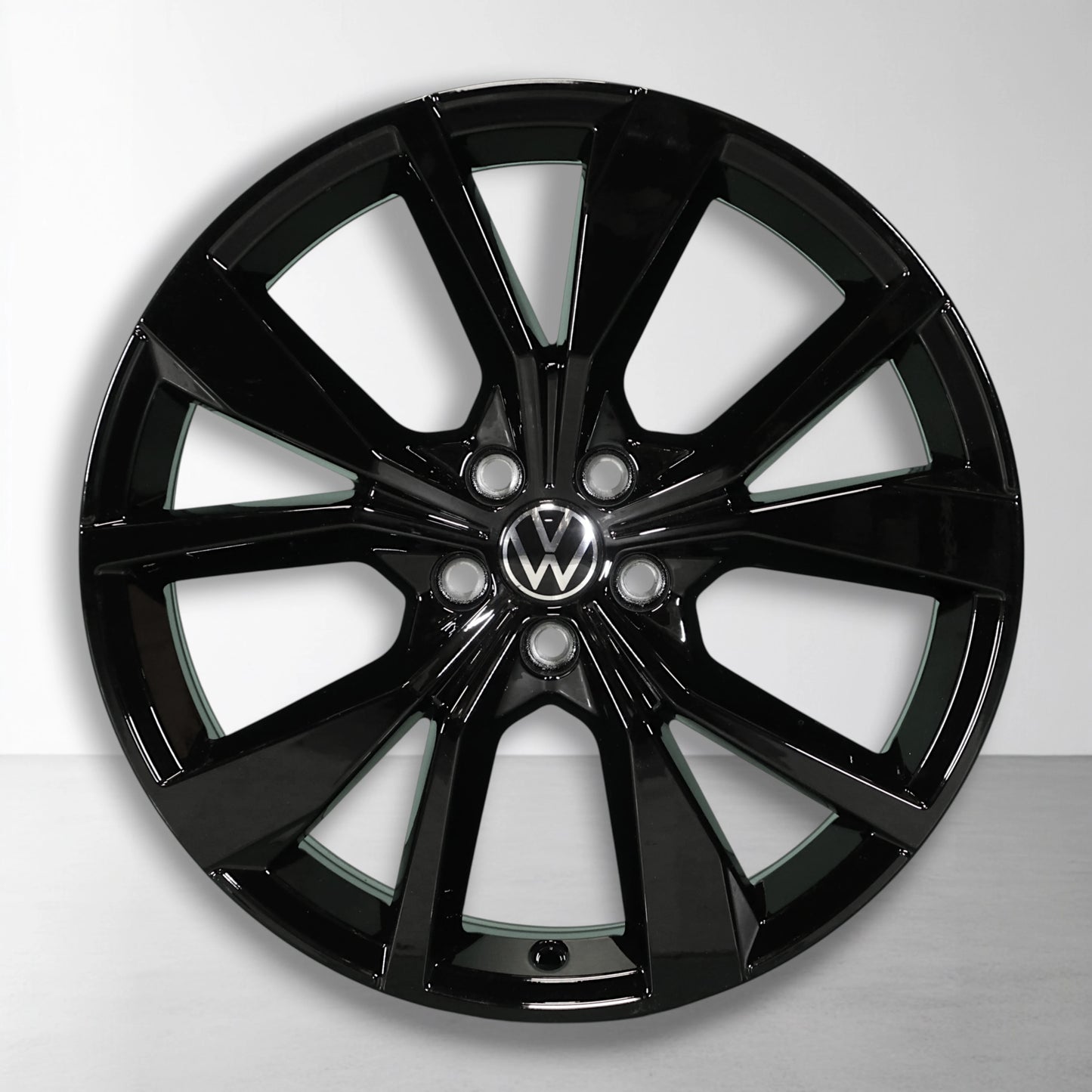 Volkswagen velg 18 inch in glanszwart, brede 10 spaaks en VW-logo in het midden