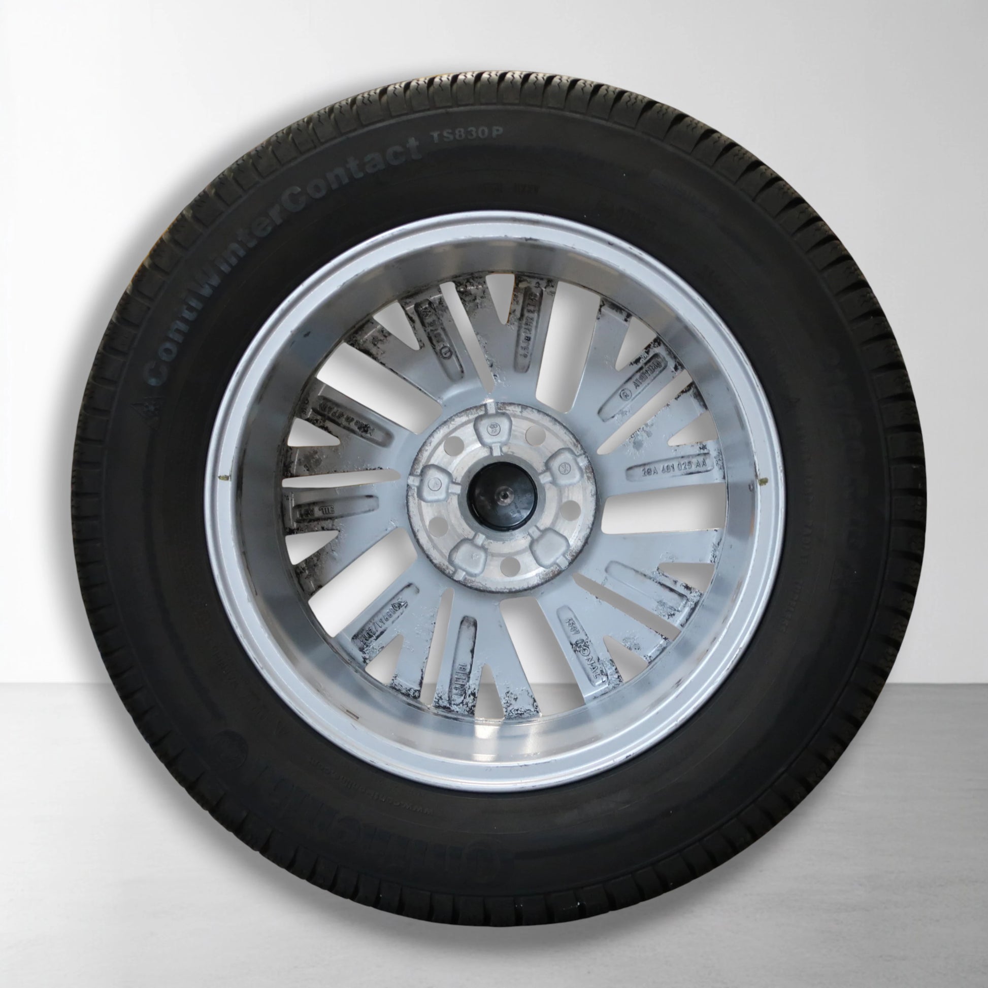 Lichtmetalen velg met winterband, achterzijde met montagegaatjes zichtbaar