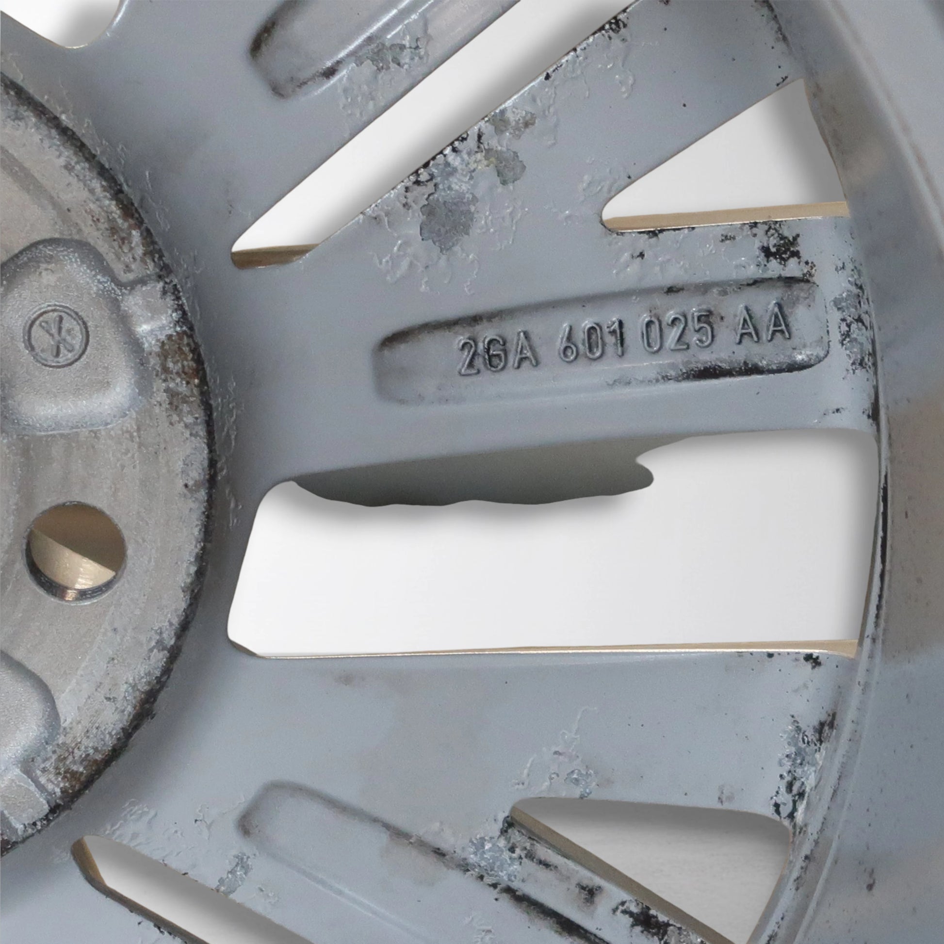 Velgdetail met serienummer 2GA 601 025 AA op het spaakgedeelte