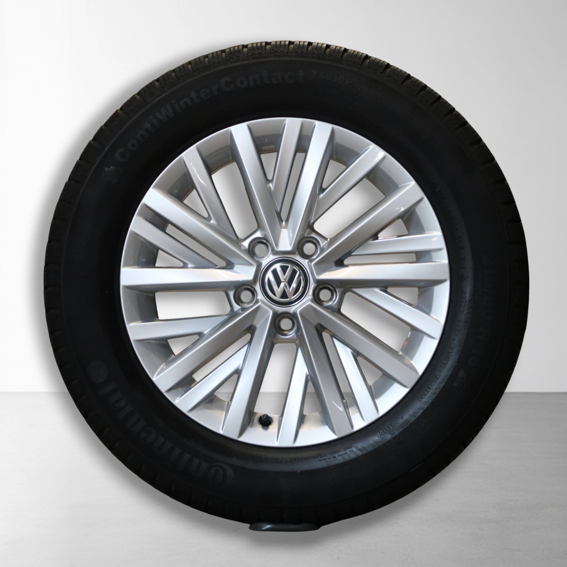 Lichtmetalen velg met winterband, Volkswagen-logo in het midden