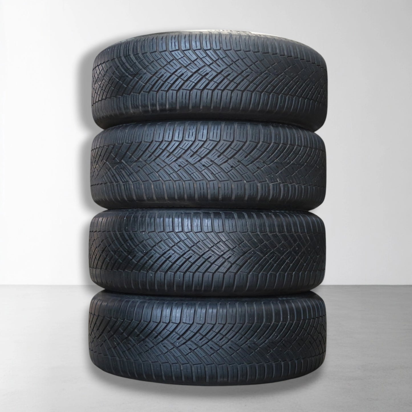 Opgestapelde all-season banden met duidelijk profiel, donker rubber.