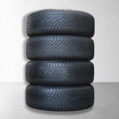 Opgestapelde all-season banden met duidelijk profiel, donker rubber.