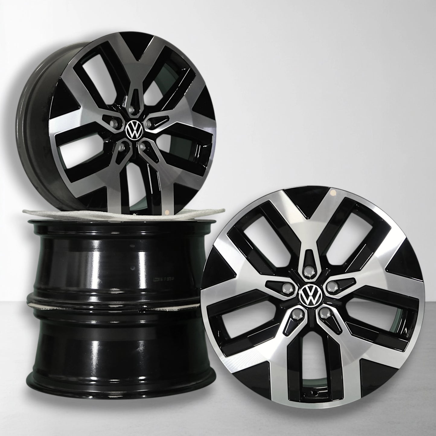 Originele 19-inch Volkswagen velgen, zwart-zilver met VW-logo en dubbele 5-spaken