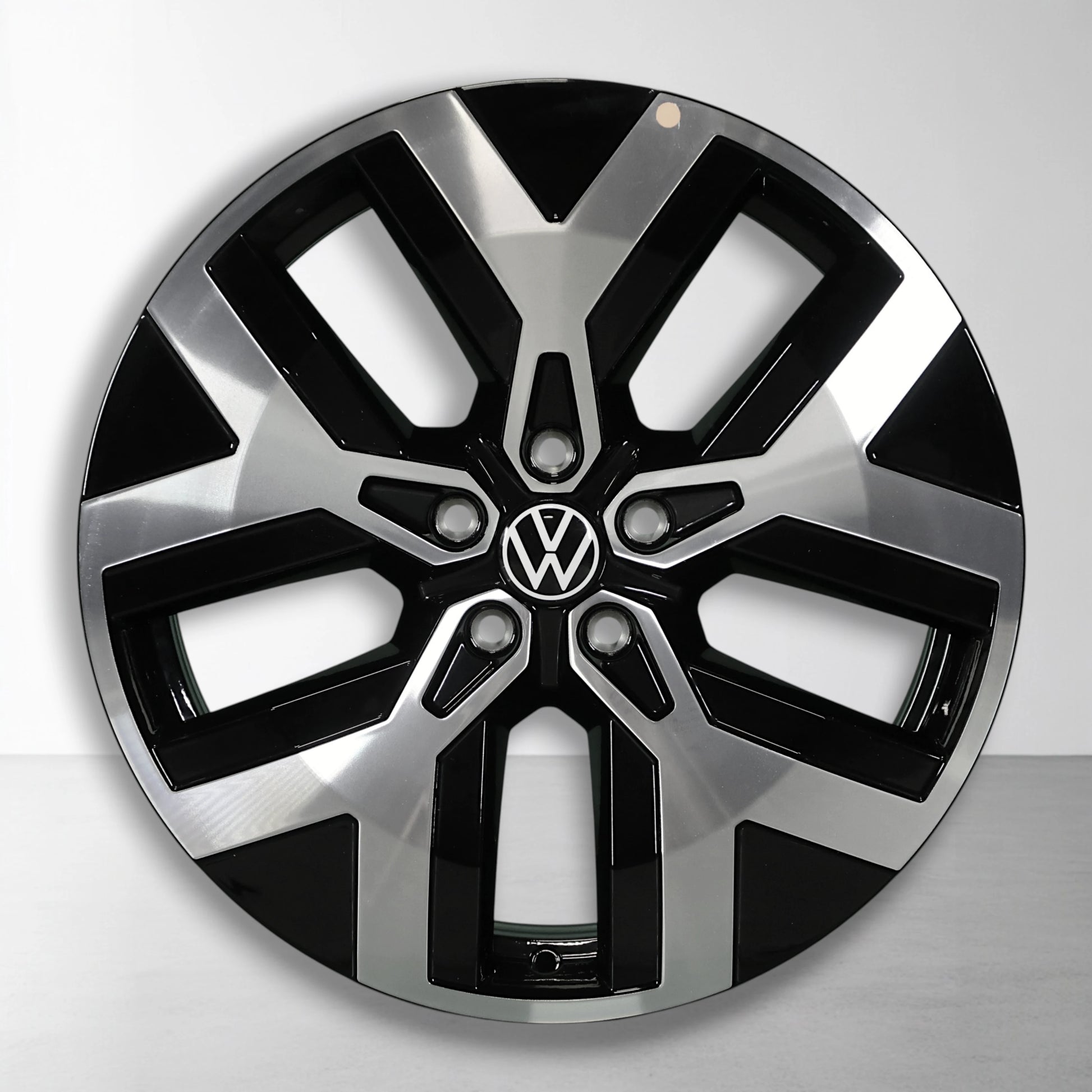 Originele 19-inch Volkswagen velg met VW-embleem, zwart-zilver, dubbele 5-spaken