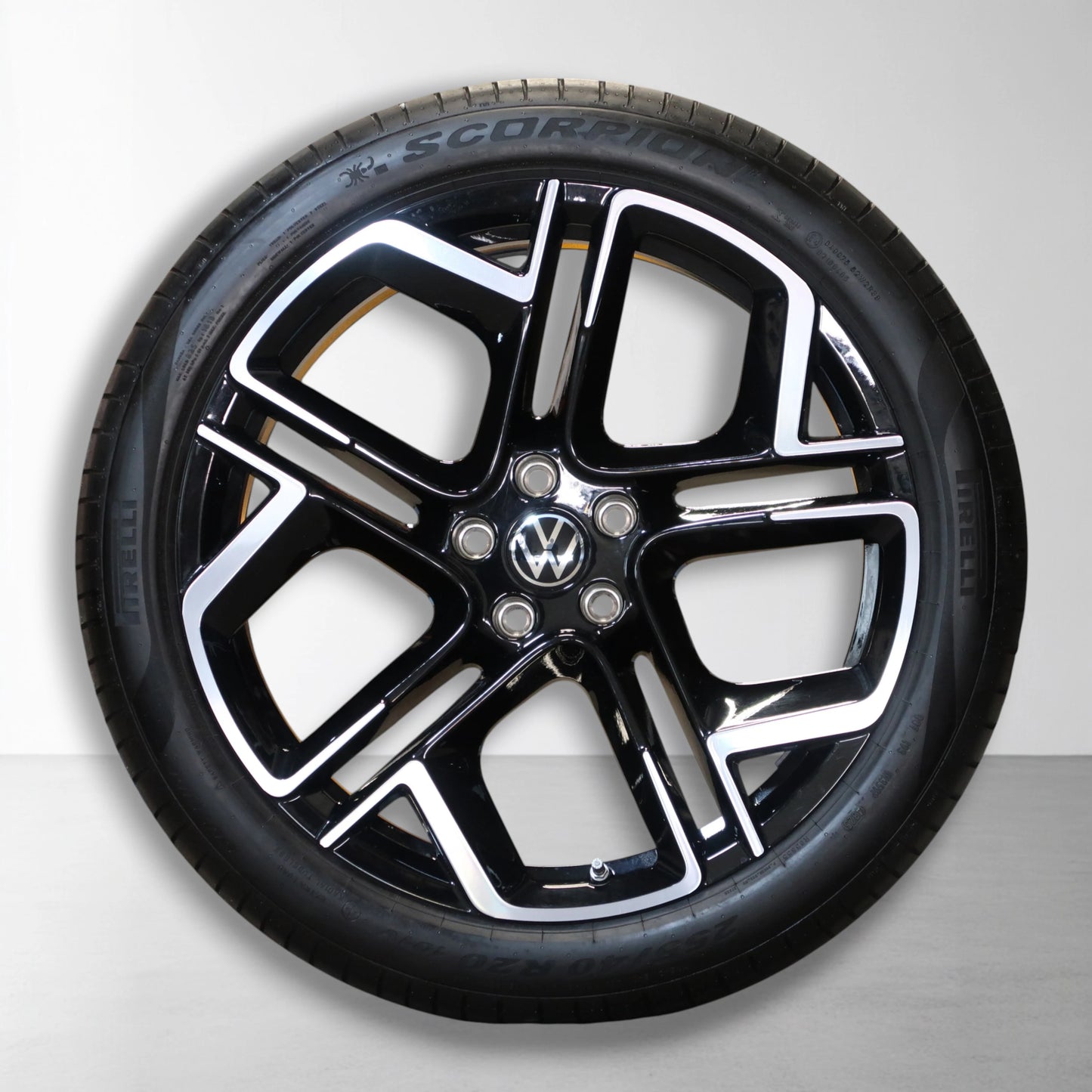 20 inch wiel met zwart-zilveren velg en zomerband, close-up van het design