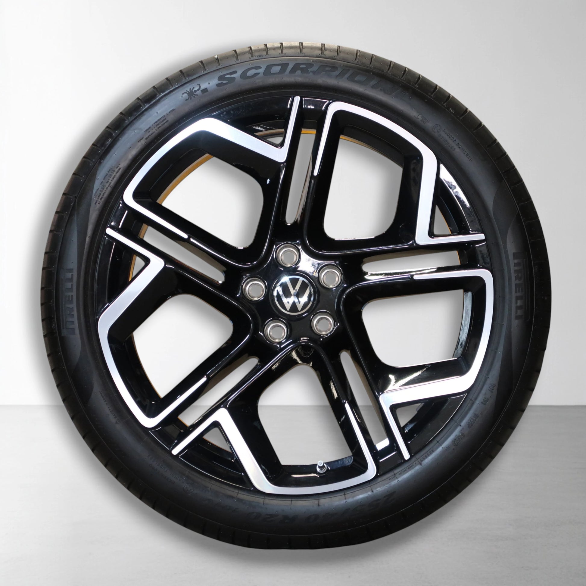 20 inch wiel met zwart-zilveren velg en zomerband, close-up van het design