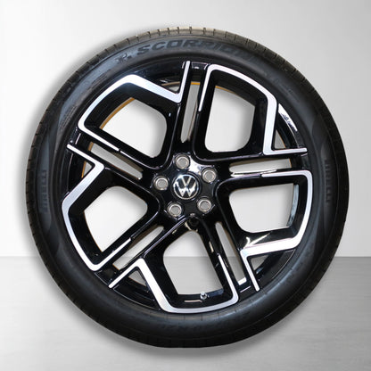 20 inch wiel met zwart-zilveren velg en zomerband, close-up van het design