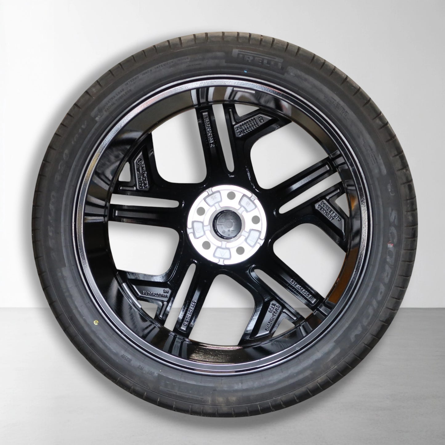 20 inch velg met zwarte afwerking en vijf dubbele spaken, met zomerband