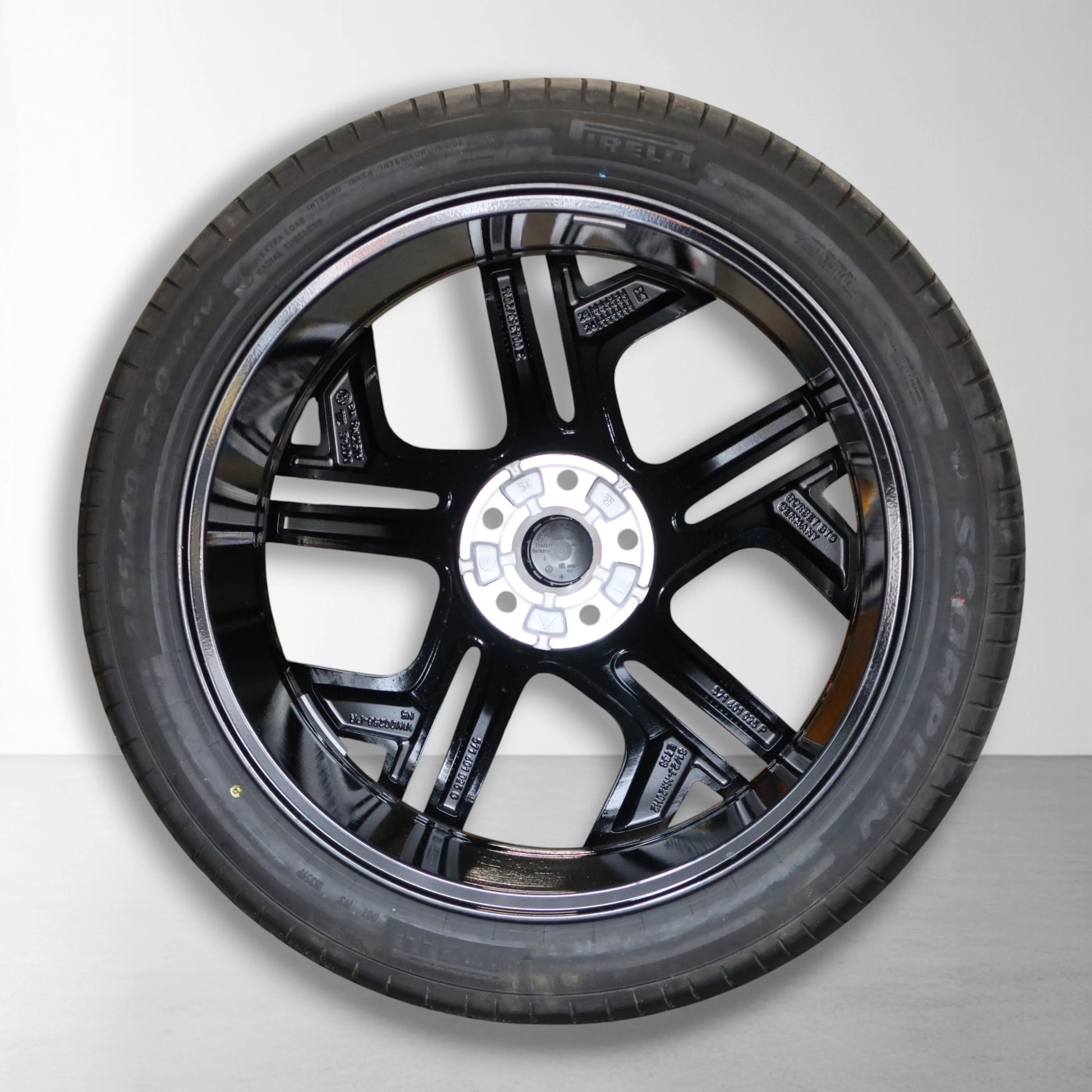 20 inch velg met zwarte afwerking en vijf dubbele spaken, met zomerband