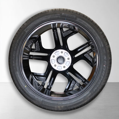 20 inch velg met zwarte afwerking en vijf dubbele spaken, met zomerband