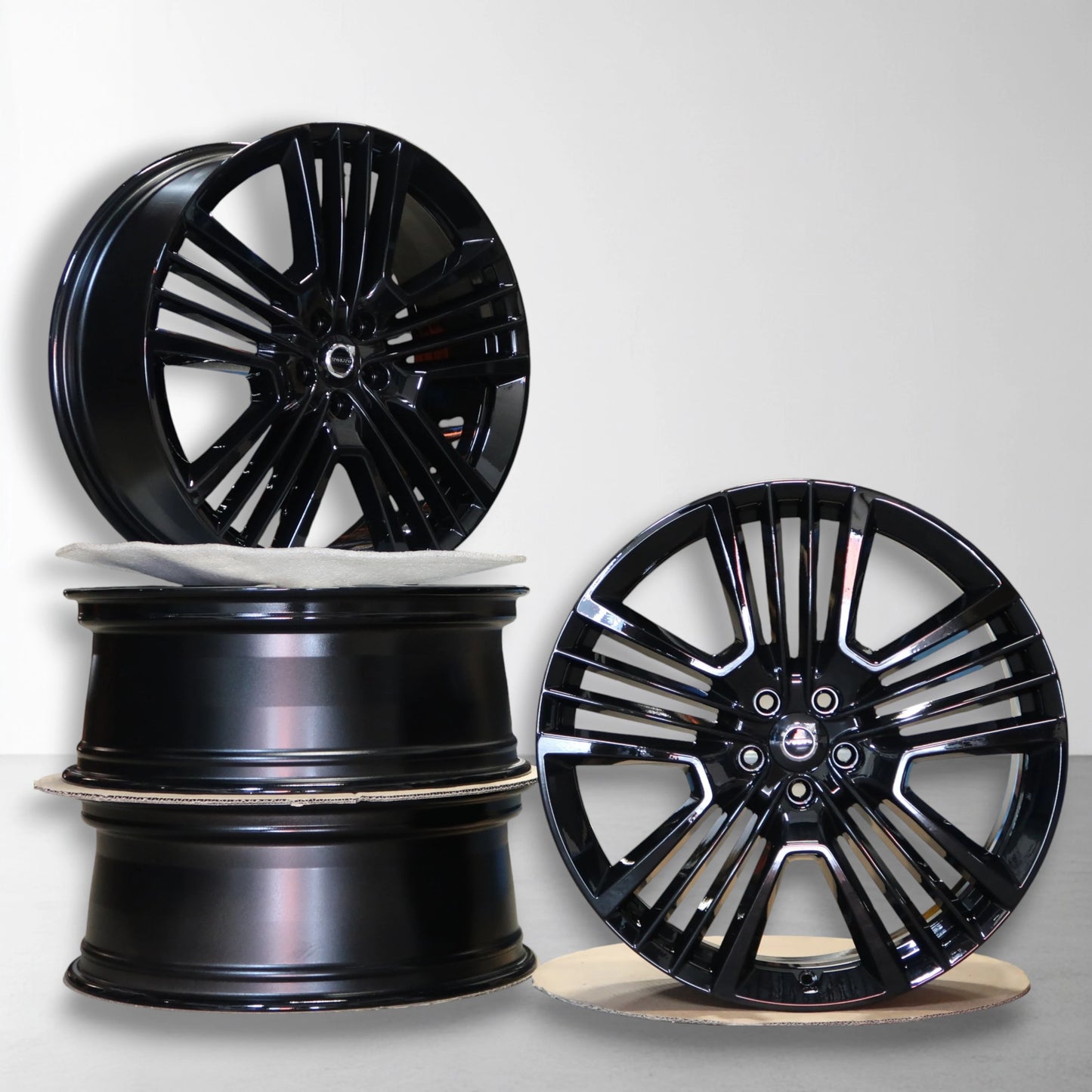 Set van twee 21 inch velgen, zwart met zilveren spaken, van voren en achter